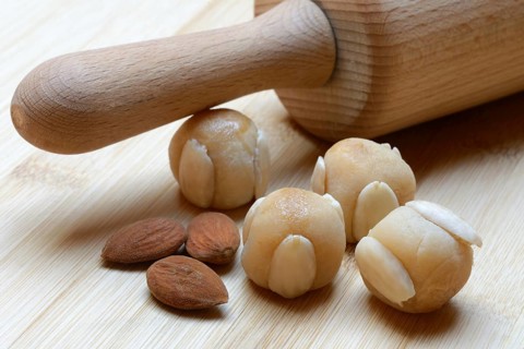 Bethmaennchen and almonds