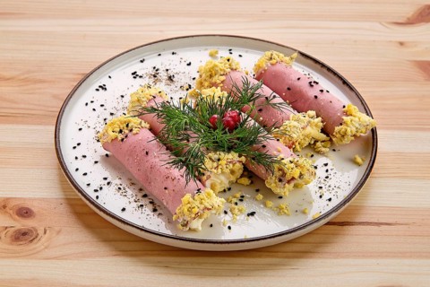 Delicious rolls made of ham stuffed with cheese