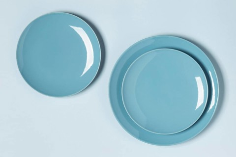 Flat lay blue plates arrangement