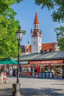 Stalls at the Viktualienmarkt with the tower of the Old Town Hall