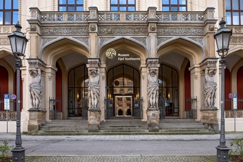 Portal and loggia with monumental atlases of the Museum Fuenf Kontinente