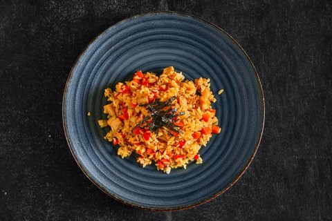 Top view of curry risotto with chicken and bell pepper