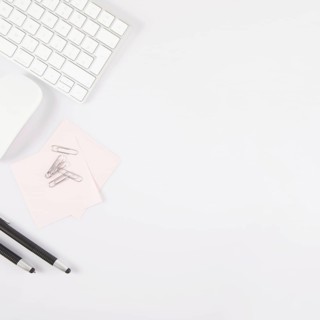 Pens sticky notes near keyboard mouse