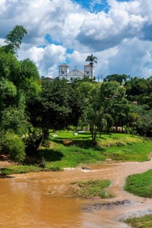 Rio das Almas with the Igreja de Nosso Senhor do Bonfim in the background