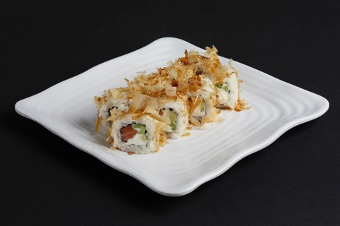 Bonito maki rolls with salmon