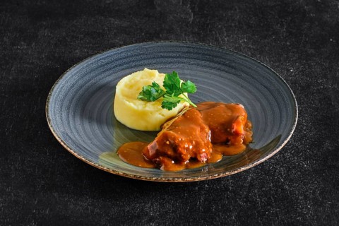Baked beef fillet with flour sauce with mashed potato