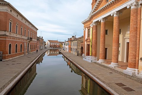 Via Agatopisto on the canal