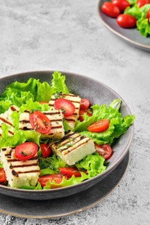 Salad with grilled cheese