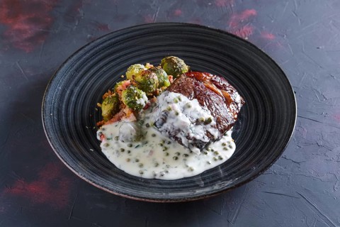 Fried beefsteak with Brussels sprouts and creamy pea sauce