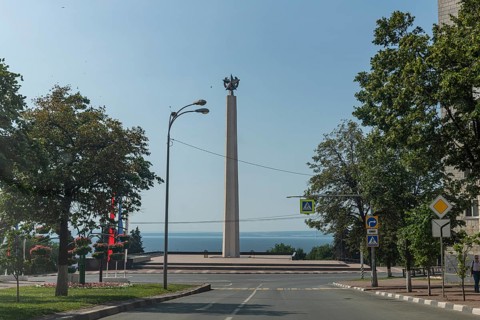 Obelisk Slavy G. Ulyanovsk overlooking the Volga river