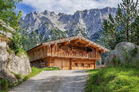 Groeblalm mountain hut with Karwendel mountains