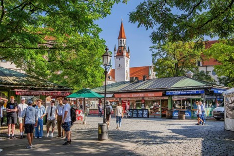 Stalls at the Viktualienmarkt with the tower of the Old Town Hall