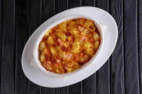 Pasta baked with shrimps and cheese