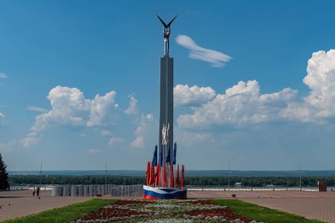 Russian flags before the Monument of Glory