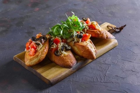 Crispy toasts with tomato