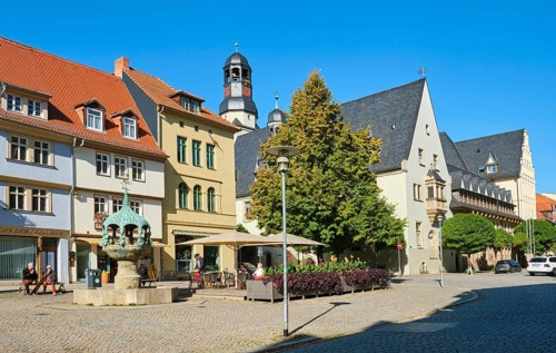 Hennebrunnen by sculptor Georg Wrba and town hall