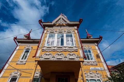 Peackock wooden house