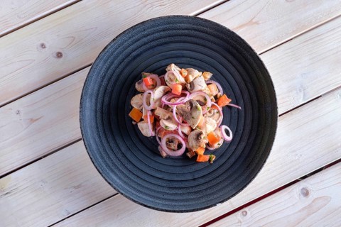 Lightly fried champignon with fresh onion rings and tomato. Snack for drink