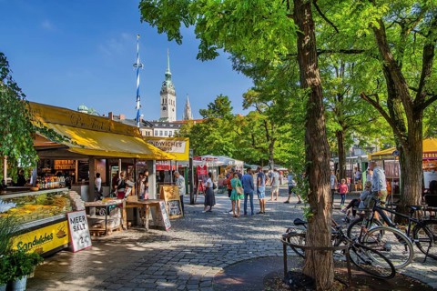 Stalls at the Viktualienmarkt with the tower Alter Peter