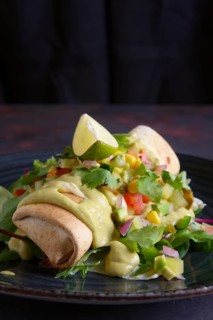 Tostada with beef garnished with pepper