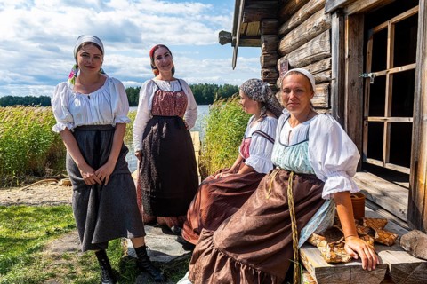 Traditionla dressed women
