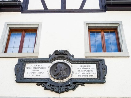 Commemorative plaque at the Jan Hus Museum