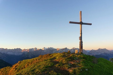 Summit cross of the Schafreuter and Northern Karwendel range with Eastern Karwendel peak and Vogelkar peak as well as Karwendel main range with Kaltwasserkar peak