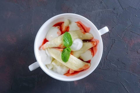 Lazy dumplings with sour cream and strawberry jam