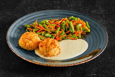 Meatballs in breading served with green bean and spicy carrot