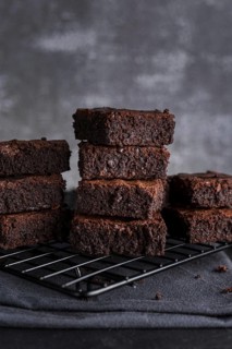 Front view brownies cooling rack with cloth