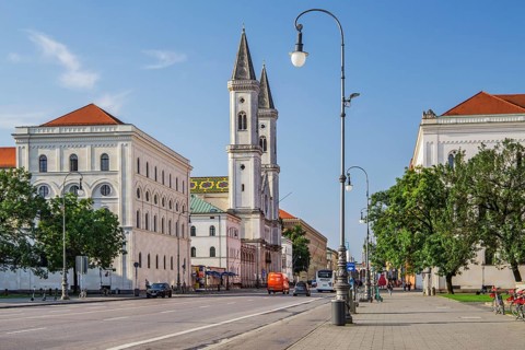 Geschwister Scholl Platz with Ludwigskirche