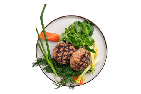 Grilled cutlet served with fresh carrot