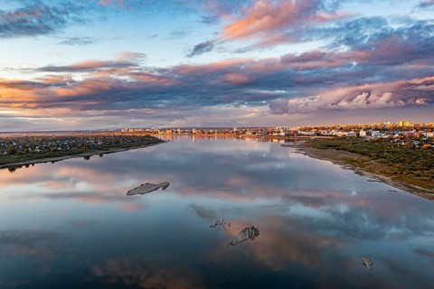 Cloud reflections on the Tom river