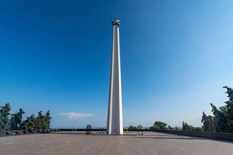 Obelisk Slavy G. Ulyanovsk overlooking the Volga river