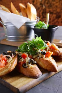 Crispy toasts with tomato