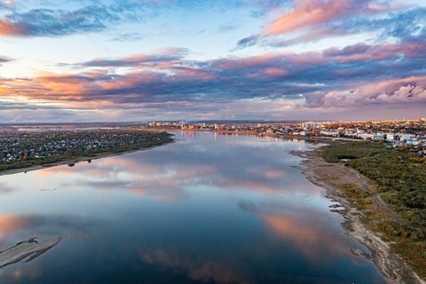 Cloud reflections on the Tom river
