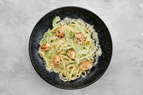 Spaghetti with chuka salad