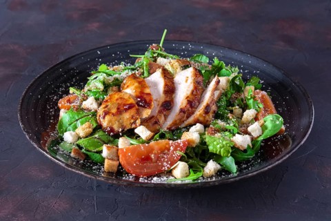 Fried turkey fillet with arugula