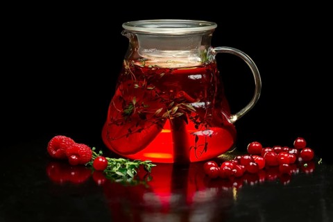 Berry tea with fresh currants