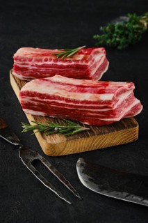 Raw beef short ribs
