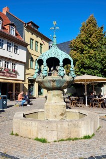 Hennebrunnen by sculptor Georg Wrba