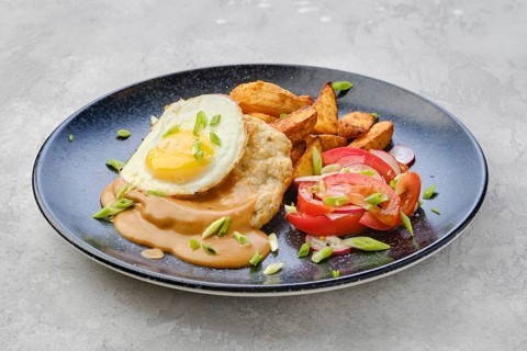 Chopped pork sirloin with fried potato wedges