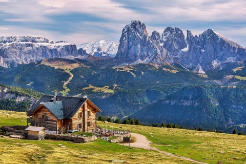 Raschoetzhuette on the Raschoetzalm in front of the Sella Group 3152m