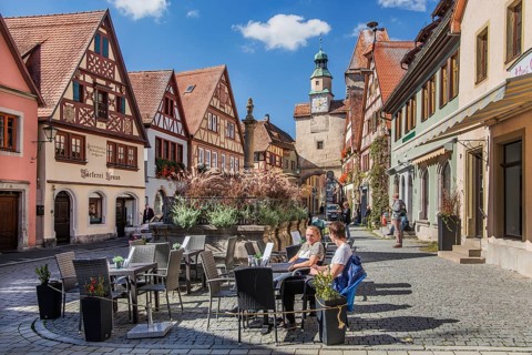 Street cafe at Roederbogen and Markusturm