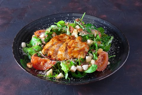 Fried turkey fillet with arugula