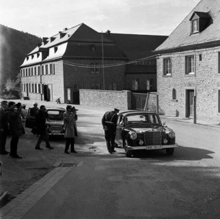 Government representatives with their vehicles in 1966 during a police check at the hitherto secret atomic bunker of the Federal Government in the Ahr valley