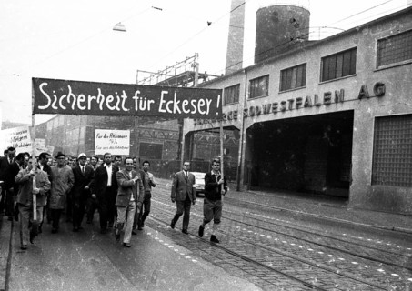 4000 workers of the steelworks Suedwestfalen AG took to the streets in Hagen on 4 October 1971 to protest for their jobs