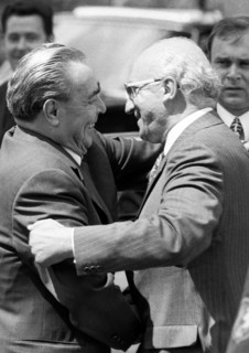 The visit of the Soviet head of state and party leader Leonid Brezhnev to Bonn from 18-22 May 1973 was a step towards easing tensions in East-West relations by Willy Brandt