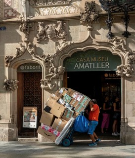 Parcel delivery on the boulevard Passeig de Gracia