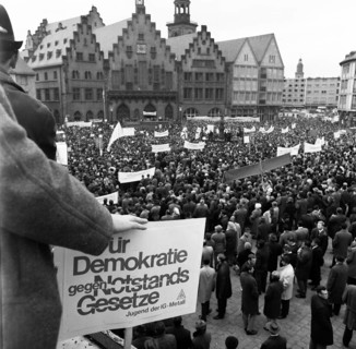 The Congress Emergency of Democracy was a first significant manifestation of trade unions and other democratic forces against the emergency laws on 30. 10. 1966 at the Roemer in Frankfurt/M